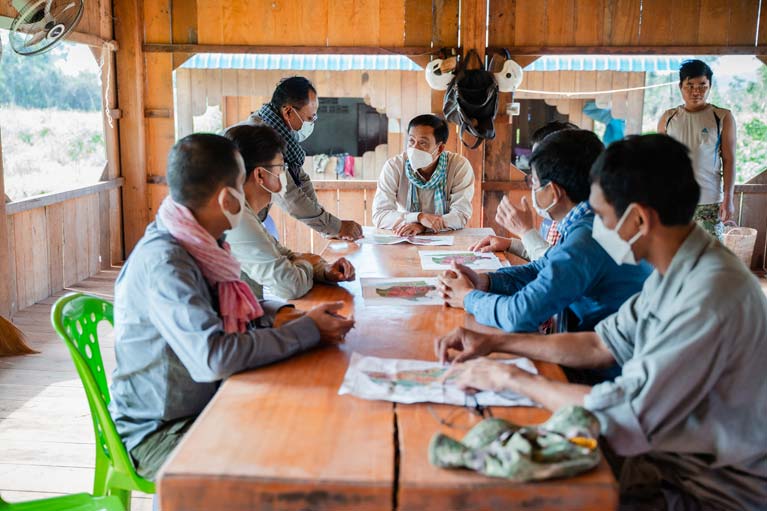 ឯកឧត្តម ងួន រតនៈ អញ្ជើញចុះពិនិត្យការរស់នៅរបស់ប្រជាពលរដ្ឋដែលបានអាស្រ័យផលជាក់ស្តែងលើដីគម្របព្រៃឈើឆ្នាំ២០០២ និងដែនជម្រកសត្វព្រៃឡង់ ក្នុងស្រុកសណ្តាន់ ខេត្តកំពង់ធំ