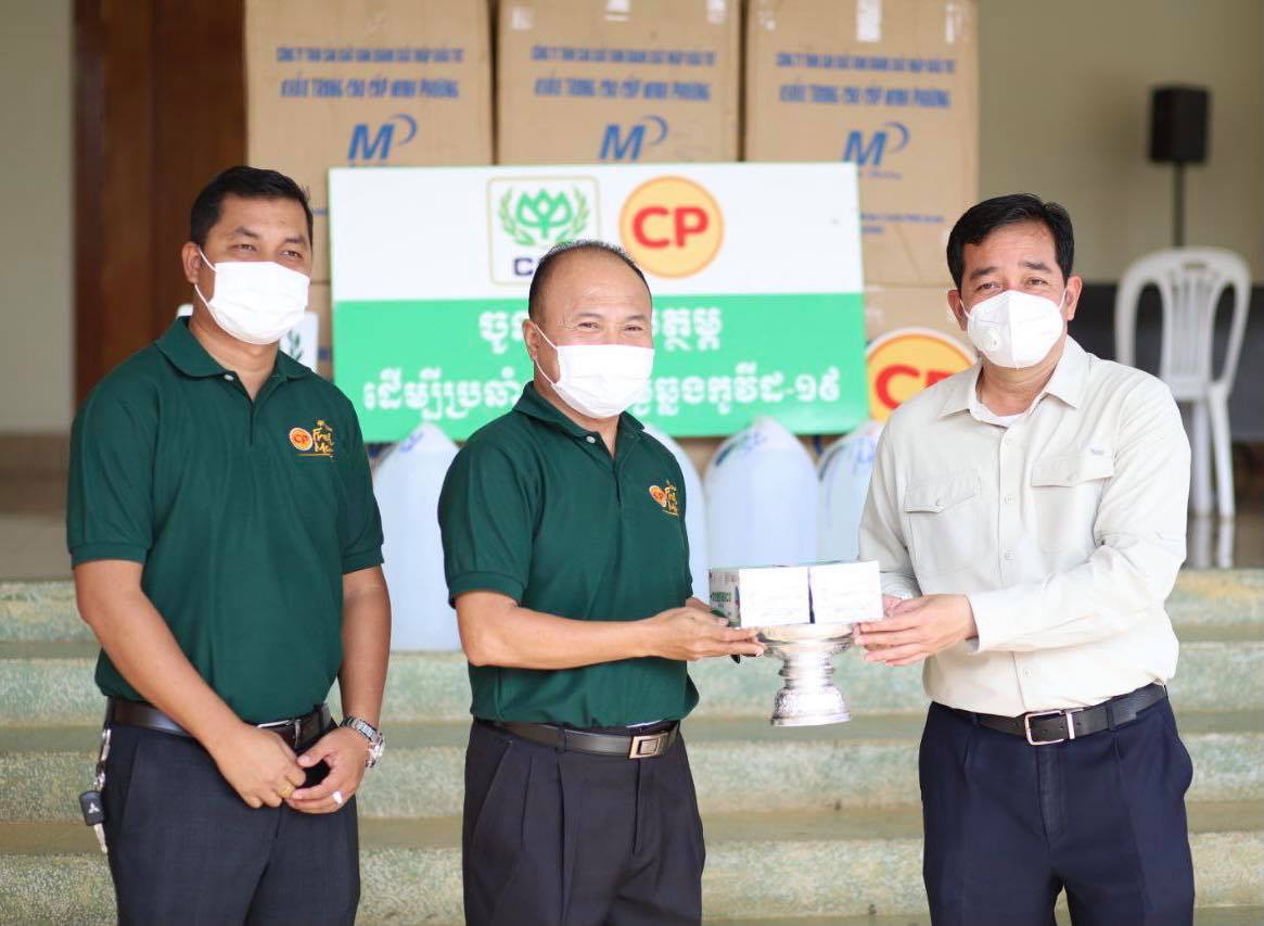 ឯកឧត្តម អ៊ុន ចាន់ដា អភិបាលខេត្ត និងជាប្រធានគណៈកម្មការខេត្តប្រយុទ្ធនឹងជំងឺកូវីដ-១៩ ថ្លែងអំណរគុណដល់ក្រុមហ៊ុនស៊ីភីដែលបានឧបត្ថម្ភនូវសម្ភារៈមួយចំនួន ជូនដល់គណៈកម្មការខេត្តប្រយុទ្ធប្រឆាំងនឹងជំងឺកូវីដ-១៩