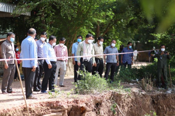 ឯកឧត្តម អ៊ុន ចាន់ដា អភិបាលនៃគណៈអភិបាលខេត្តកំពង់ចាម និងជាប្រធានគណៈកម្មាធិការគ្រប់គ្រងគ្រោះមហន្តរាយខេត្ត បានដឹកនាំមន្ត្រីជំនាញ អាជ្ញាធរមូលដ្ឋាន បានអញ្ជើញចុះពិនិត្យស្ថានភាពបាក់ស្រុតច្រាំងទន្លេ ដែលស្ថិតនៅភូមិល្វាលើ ឃុំស្ដៅ ស្រុកកងមាស