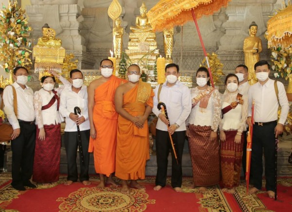 ឯកឧត្តម អ៊ុនចាន់ដា អភិបាលនៃគណៈអភិបាលខេត្តកំពង់ចាម និងលោកជំទាវ -ឯកឧត្តម ខ្លូត ផន ប្រធានក្រុមប្រឹក្សាខេត្ត និងលោកជំទាវ ព្រមទាំងថ្នាក់ដឹកនាំ/មន្ត្រីរាជការចំណុះឲ្យរដ្ឋបាលខេត្ត រួមជាមួយប្រជាពុទ្ធបរិស័ទជិតឆ្ងាយ អញ្ជើញចូលរួមប្រារព្ធពិធីវេរអង្គកឋិនទានមហាសាមគ្គី និងឆ្លងបុណ្យអង្គកឋិន ដែលប្រារព្ធធ្វើឡើងនៅវត្ត ខេមវន័ បឹងស្នាយ