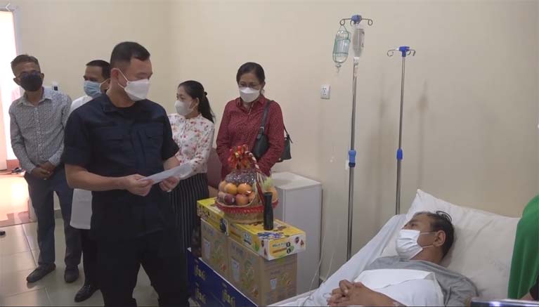 ឧត្តមសេនីយ៍ឯក រ័ត្ន ស្រ៊ាង រួមជាមួយមិត្តភក្តិរួមជំនាន់ចុះសួរសុខទុក្ខ មិត្តជួបការលំបាក!