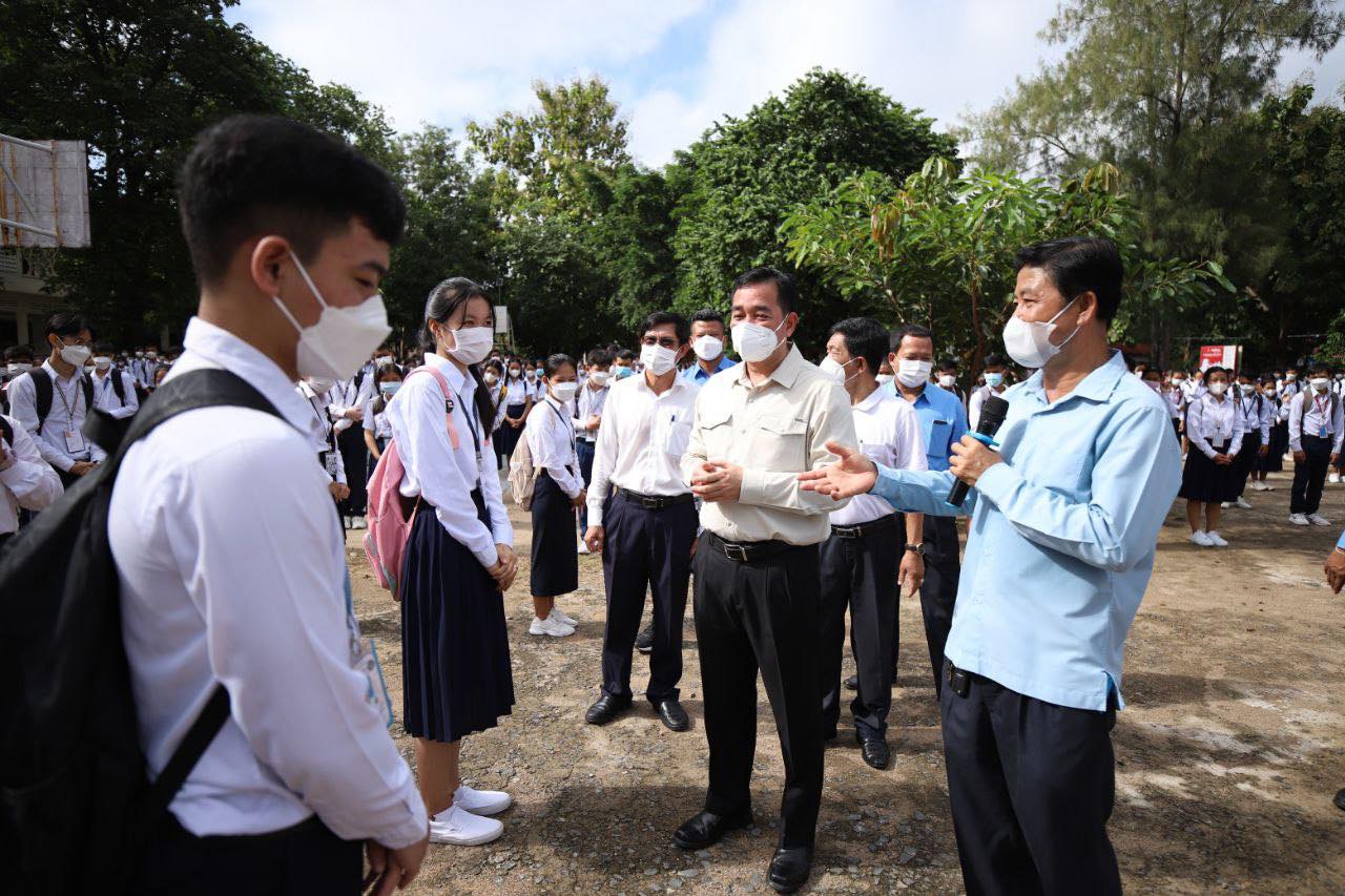 ឯកឧត្តម អ៊ុន ចាន់ដា អភិបាលនៃគណៈអភិបាលខេត្តកំពង់ចាមអញ្ជើញជួបសំណេះសំណាលជាមួយគណៈគ្រប់គ្រងសាលា លោកគ្រូ អ្នកគ្រូ និងសិស្សានុសិស្ស នៃវិទ្យាល័យព្រះសីហនុ និងការប្រកាលបើកឱ្យដំណើរការរៀន និងបង្រៀនឡើងវិញ