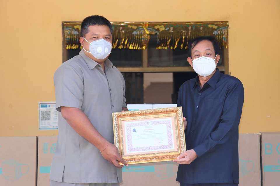 អភិបាលខេត្តកំពង់ធំ ទទួលអំណោយ ពីមេបញ្ជាការរងកងទ័ពជើងទឹក នៅសាលាខេត្តកំពង់ធំ