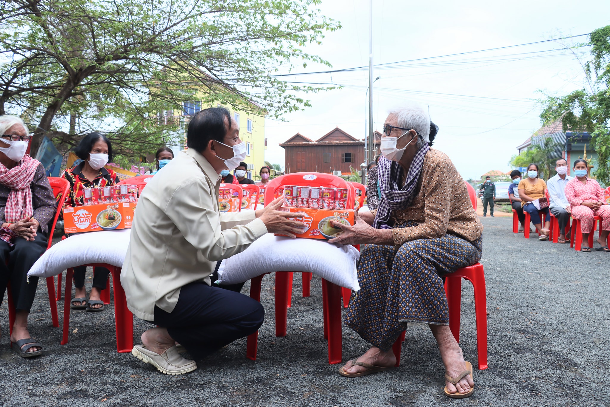 អភិបាលខេត្តកំពង់ធំ ចែកអំណោយជូនដល់ប្រជាពលរដ្ឋដែលមានជីវភាពខ្វះខាតចំនួន ៣០គ្រួសារ នៅសង្កាត់កំពង់រទេះ