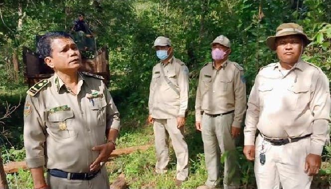 លោកសៅ វណ្ណនី ប្រើវិធានការក្ដៅដឹកនាំកម្លាំងចំរុះចុះដក់បង្គោលរបងដែលជនល្មើសលួចបោះលើដីព្រៃរក្សាទុករបស់រដ្ន