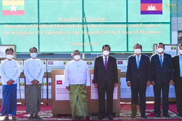 សម្តេចតេជោ ហ៊ុន សែន អញ្ជើញដល់ប្រទេសមីយ៉ាន់ម៉ា និងប្រគល់ជំនួយម៉ាសជាង៣លាន និងបរិក្ខារពេទ្យដល់រដ្ឋាភិបាលមីយ៉ាន់ម៉ារួចហើយ