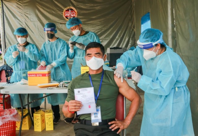 អាវុធហត្ថ​រាជធានី​ភ្នំពេញ បានចាប់ផ្តើម​ដំណើរការ​ចាក់​វ៉ាក់សាំង​បង្ការ​ជំងឺ​កូវី​ដ​-១៩ ដុស​ទី​៤ ជូន​យោធិន និង​គ្រួសារ​