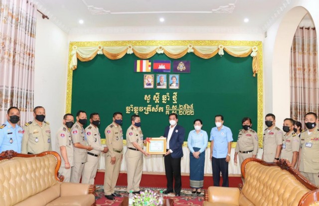 ឯកឧត្តម អ៊ុន ចាន់ដា ប្រធានគណៈកម្មាធិការសាខាកាកបាទក្រហមកម្ពុជា ខេត្តកំពង់ចាម និងជាអភិបាលនៃគណៈអភិបាលខេត្ត ទទួល ថវិកាបរិច្ចាគពីស្នងការដ្ឋាននគរបាលខេត្តកំពង់ចាម