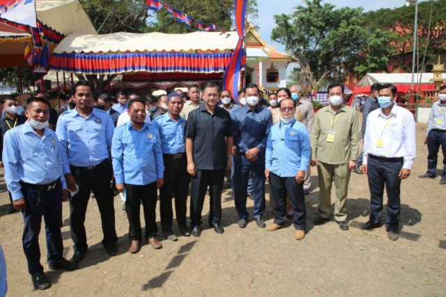 ឯកឧត្ដម អ៊ុន ចាន់ដា អភិបាលនៃគណៈអភិបាលខេត្តកំពង់ចាម អញ្ជើញចូលរួមជាភ្ញៀវកិត្តិយស ក្នុងពិធីសម្ពោធដាក់ឱ្យប្រើប្រាស់ជាផ្លូវការ មហាកុដ និងសមិទ្ធផលនានា ក្នុងទីអារាមវត្តគិរីអម្ព ហៅវត្តអន្លង់ពោង