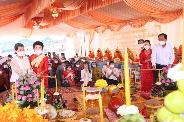 ប្រជាពលរដ្ឋនៅខេត្តកំពង់ធំ ទទួលបានការដូពិសេសពីសម្តេចតេជោហ៊ុន សែន នូវស្ពានឆ្លងស្ទឹងសែន មានប្រវែង ១៨០ម៉ែត្រ តភ្ជាប់ពីឃុំត្បូងក្រពើ ស្រុកសន្ទុក ទៅឃុំព្រៃគុយ ស្រុកកំពង់ស្វាយ