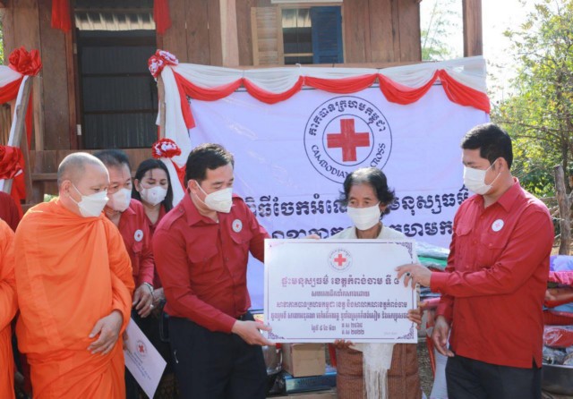 ឯកឧត្តម អ៊ុន ចាន់ដា អភិបាលនៃគណៈអភិបាលខេត្តកំពង់ចាម និងជាប្រធានគណៈកម្មាធិការសាខាកាកបាទក្រហមកម្ពុជាខេត្ត អញ្ជើញចុះប្រគល់ផ្ទះទី ៨ ជាកម្មវិធីផ្ទះមនុស្សធម៌ខេត្ត ជូនលោកយាយ អ៊ាង មួយហ៊ាង ជាស្ត្រីមេម៉ាយជរាគ្មានទីពឹង អាយុ ៧២ឆ្នាំ រស់នៅភូមិស្រក ឃុំស្រក ស្រុកកំពង់សៀម