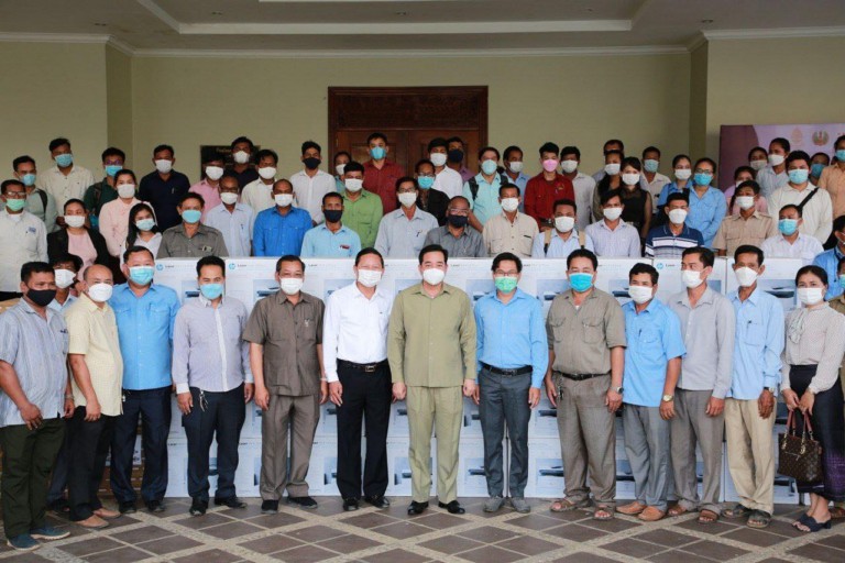 អភិបាលខេត្ត​កំពង់ចាម ចែក​កុំព្យូទ័រ​យួរ​ដៃ​៤០​គ្រឿង និង​ម៉ាស៊ីន​ព្រីន ៤០ គ្រឿង​ដល់​ឃុំ​គោលដៅ​ទាំង​៤០​ឃុំ ក្នុង​៥​ស្រុក អនុវត្ត​គម្រោង TSSD-AF ជំហាន​ទី​២