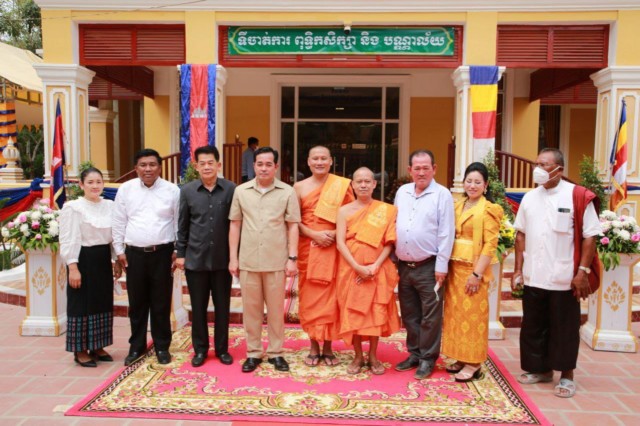 អភិបាលខេត្តកំពង់ចាម អញ្ជើញជាគណៈអធិបតីក្នុងពិធីសម្ពោធដាក់ឲ្យប្រើប្រាស់ជាផ្លូវការពុទ្ធិកបណ្ណាល័យ និងសមិទ្ធផលនានាក្នុងវត្តផ្ទះកណ្តាល ស្រុកស្រីសន្ធរ