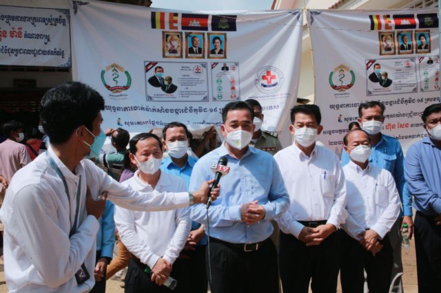 ក្រុមគ្រូពេទ្យស្ម័គ្រចិត្តឯកឧត្តម ហ៊ុន ម៉ានី ប្រមាណ ៤០០នាក់ ចុះពិនិត្យ ព្យាបាលជំងឺជូនប្រជាពលរដ្ឋនៅស្រុកស្រីសន្ធរ