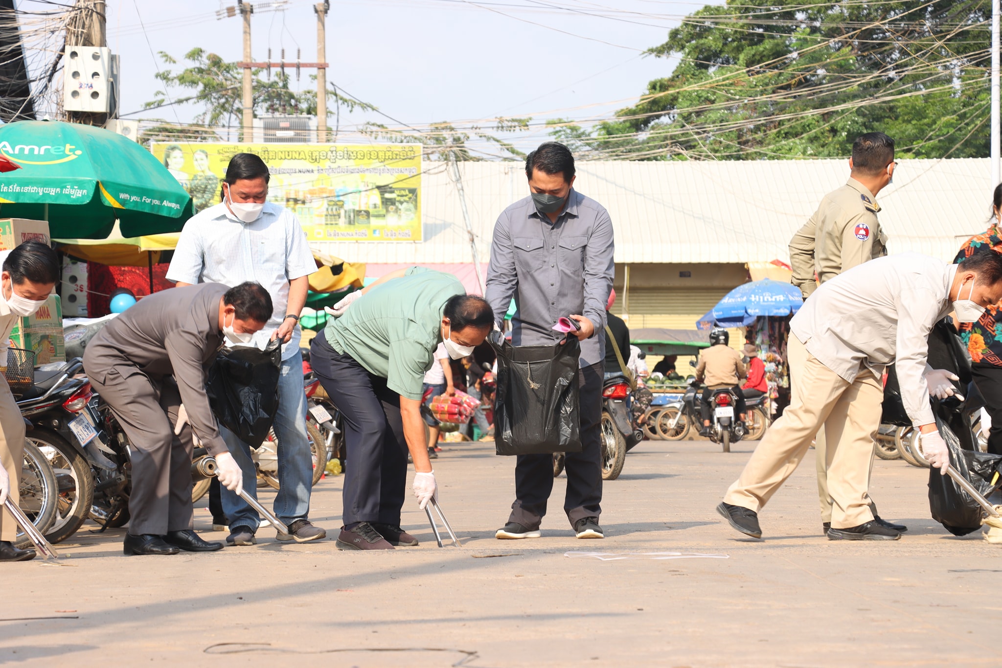អភិបាលខេត្តកំពង់ធំ លើកទឹកចិត្តដល់បងប្អូនប្រជាពលរដ្ឋទាំងអស់ ចូលរួមអនុវត្តប្រកបដោយស្មារតីទទួលខុសត្រូវខ្ពស់នូវចលនាប្រឡងប្រណាំង “ទីក្រុងស្អាត រមណីយដ្ឋានស្អាត សេវាល្អ បដិសណ្ឋារកិច្ចល្អ”