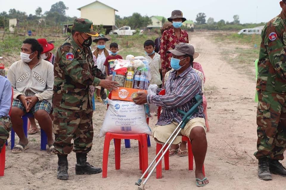 ឧត្តមសេនីយ៍ទោ សោម ស៊ុន មេបញ្ជាការតំបន់ប្រតិបត្តិការសឹករងកំពង់ធំ និងប្រធានសមាគមអតីតយុទ្ធជនកម្ពុជា ខេត្តកំពង់ធំ ដឹកនាំ សហការី នាំចុះសំណេះសំណាល និងនាំយកអំណោយ របស់ ឯកឧត្តម បណ្ឌិត ហ៊ុន ម៉ាណែត និង លោក ជំទាវ ពេជ ចន្ទមុន្នី ជូនគ្រួសារបងប្អូនអតីតយុទ្ធជនចំនួន៨គ្រួសារ