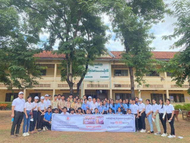 ប្រជាពលរដ្ឋជិត ៥ពាន់នាក់ នៅស្រុកសណ្តាន់ ខេត្តកំពង់ធំ ទទួលបានការពិនិត្យព្យាបាលជំងឺ ដោយឥតគិតថ្លៃ ពីក្រុមគ្រូពេទ្យស្ម័គ្រចិត្តលោក ហ៊ុន ម៉ានី (Video inside)