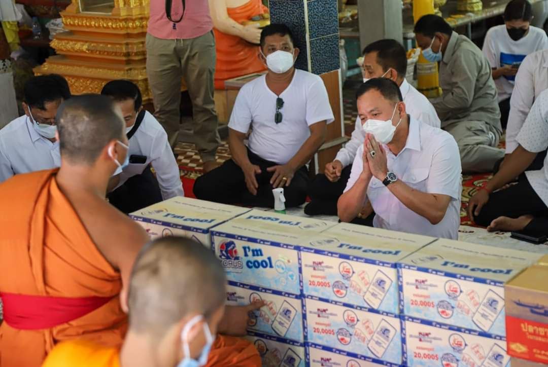 ឯកឧត្តម រ័ត្ន ស្រ៊ាង នាំយកថវិកា និងទេយ្យវត្ថុ ប្រគេនដល់ព្រះសង្ឃ២វត្ត ក្នុងសង្កាត់ព្រែកកំពឹស!