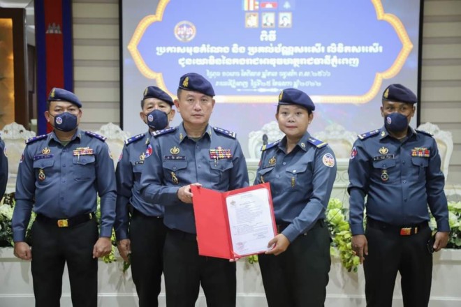 ឧត្តមសេនីយ៍ឯក រ័ត្ន ស្រ៊ាង អញ្ជើញប្រកាសមុខតំណែង និង ប្រគល់ប័ណ្ណសរសើរ លិខិតសរសើរ ជូនដល់ នាយទាហាន នាយទាហានរង នៃ កងរាជអាវុធហត្ថរាជធានីភ្នំពេញ ចំនួន៥៤៥នាក់!