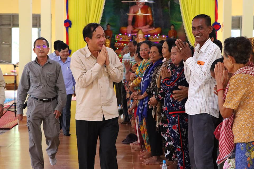 ឯកឧត្តម ងួន រតនៈ អញ្ជើញជួបសំណេះសំណាលជាមួយប្រជាពលរដ្ឋ និងផ្សព្វផ្សាយការងារកាត់ឆ្វៀលដីតំបន់២ មកតំបន់១ ប្រមាណជិត ៤ពាន់ក្បាលដី នៅស្រុកបារាយណ៍ និងស្រុកសន្ទុក