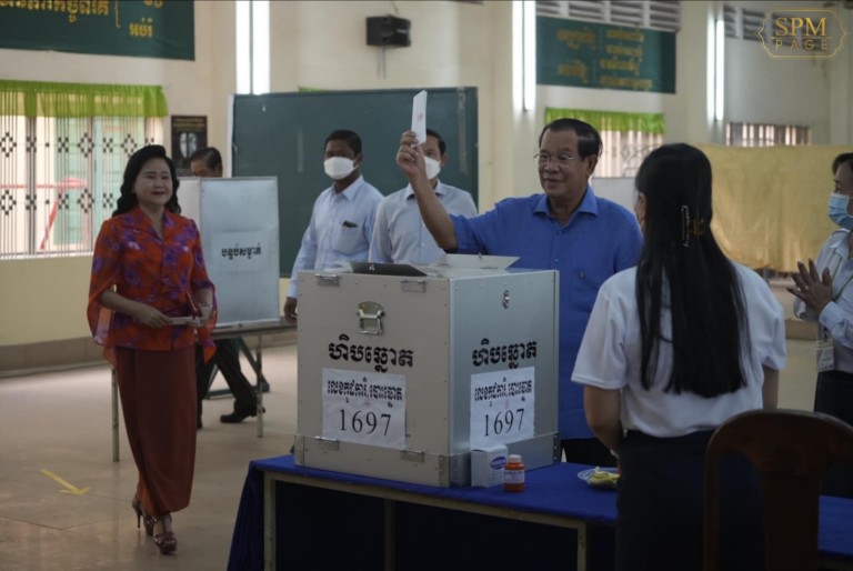 សម្តេចតេជោ ហ៊ុន សែន និងសម្តេចកិត្តិព្រឹទ្ធបណ្ឌិត អញ្ជើញបោះឆ្នោតនៅសាលាគរុកោសល្យ និង វិក្រឹត្យការ ក្រុងតាខ្មៅ