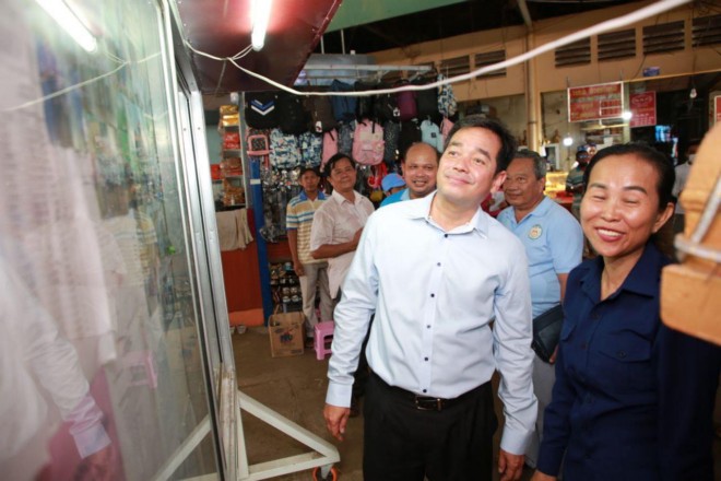 ​អាជីវករ​ផ្សារ​ធំ​កំពង់ចាម និង​ផ្សារ​បឹង​កុក បង្ហាញ​អារម្មណ៍​រីករាយ​នូវ​វត្តមាន​អញ្ជើញ​ចុះ​សួ​សុខទុក្ខ ពី​សំណាក់​ឯកឧត្តម អ៊ុន ចាន់​ដា អភិបាលខេត្ត​កំពង់ចាម ជាមួយនឹង​សមិទ្ធផល​ថ្មី​