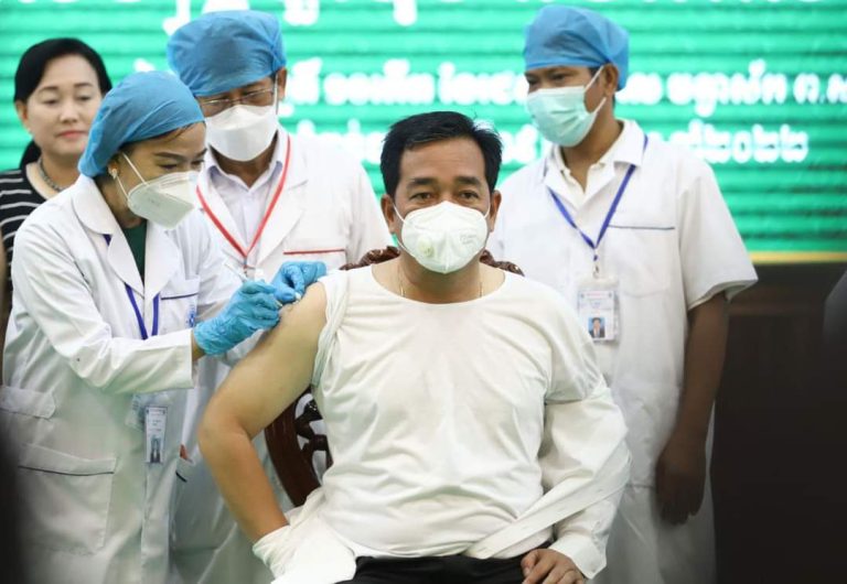 ឯកឧត្តម អ៊ុន ចាន់ដា អភិបាលនៃគណៈអភិបាលខេត្តកំពង់ចាម ព្រមទាំងថ្នាក់ដឹកនាំ មន្ត្រីរាជការជុំវិញខេត្ត អញ្ជើញចាក់វ៉ាក់សាំងបង្ការជំងឺកូវីដ-១៩ ដូសជំរុញ (ដូសទី៥)