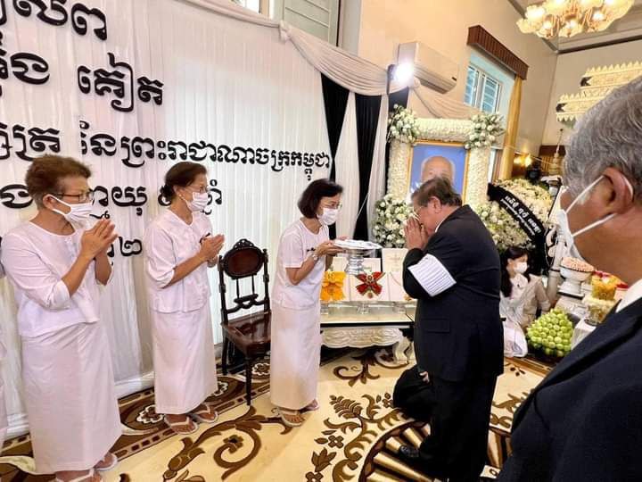 ឯកឧត្តម រដ្ឋមន្ត្រី ខៀវ កាញារីទ្ធ អញ្ជើញដឹកនាំប្រតិភូ ក្រសួងព័ត៌មាន គោរពវិញ្ញាក្ខ័ន្ធសព ឯកឧត្តម អ៉ឹង គៀត ឧត្តមប្រឹក្សាផ្ទាល់ព្រះមហាក្សត្រ