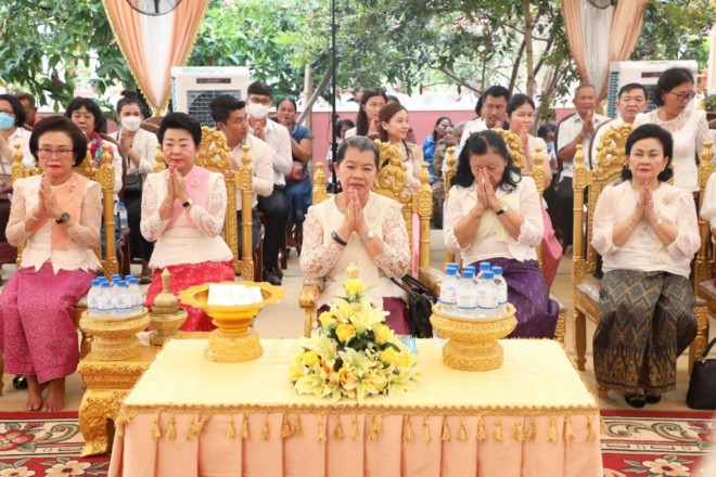 លោកស្រី ម៉ែន សំអន អញ្ជើញ​ប្រគេន​ទៀន​ព្រះវស្សា និង​ទេយ្យវត្ថុ​ដល់​ព្រះសង្ឃ​ចំនួន​៣៩​វត្ត នៅ​ខេត្ត​កំពង់ធំ