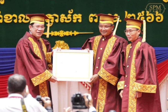 សម្តេចតេជោ ហ៊ុន សែន អញ្ជើញទទួលសញ្ញាបត្របណ្ឌិតកិត្តិយសផ្នែកអភិវឌ្ឍន៍ ពីសាកលវិទ្យាល័យភូមិន្ទភ្នំពេញ