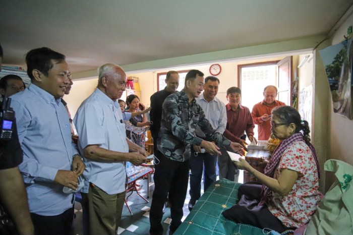 ឧត្តមសេនីយ៍ឯក រ័ត្ន ស្រ៊ាង បានប្រាប់ពីអារម្មណ៍ភ្ញាក់ផ្អើលនិងក្តុកក្តួល ដល់មិត្តភក្តិរួមជំនាន់សាលាបាក់ទូក ក្នុងឱកាសចុះសួរសុខទុក្ខ អតីតអ្នកគ្រូ សាលាបាក់ទូក ជួបការលំបាក!