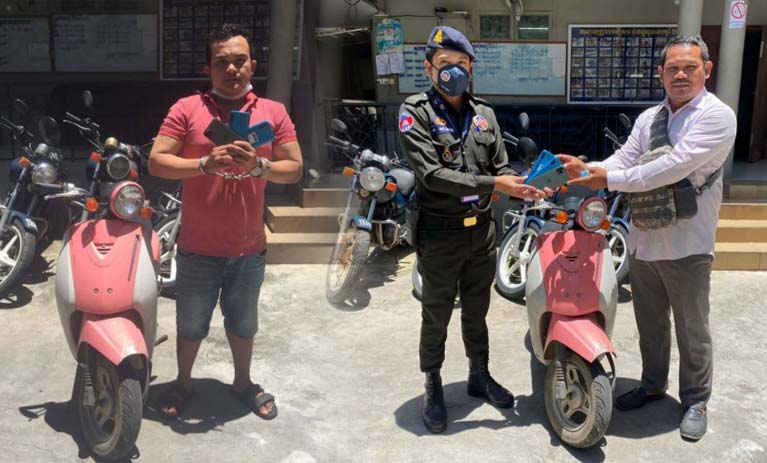 សន្តិសុខ បែកគំនិត លួចម៉ូតូ និងទូរស័ព្ទដៃ ពីកន្លែងធ្វើការ ត្រូវបានអាវុធហត្ថរាជធានីភ្នំពេញ ឃាត់ខ្លួនបញ្ជូនទៅតុលាការ!