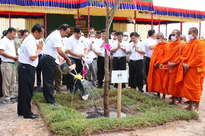 ឯកឧត្តម ងួន រតនៈ ស្នើដល់មន្ត្រីជំនាញ បន្តពង្រឹងនូវការអនុវត្តច្បាប់ឱ្យបានម៉ឹងម៉ាត់ តឹងរឹងបំផុត លើជនល្មើសដែលបានកាប់ទន្ទ្រានយកដីព្រៃសហគមន៍ដែលជាដីរបស់រដ្ឋ និងធ្វើការដកហូតដីមកវិញទៅតាមផ្លូវច្បាប់