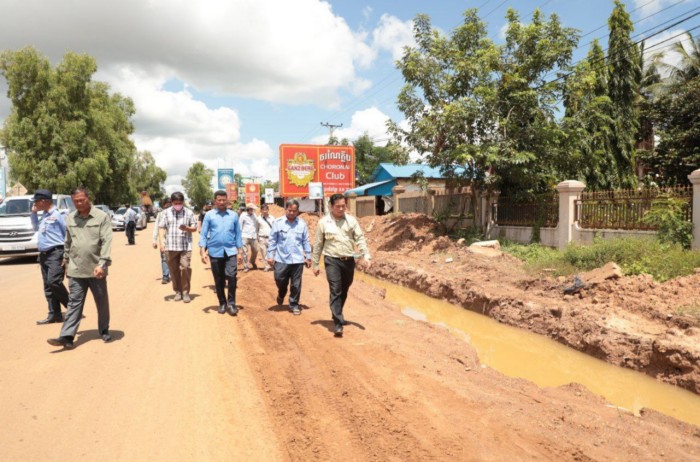 ឯកឧត្តម អ៊ុន ចាន់​ដា អភិបាលខេត្ត​កំពង់ចាម ចុះ​អន្តរាគមន៍​បើក​មុខទឹក​សង្គ្រោះ​ស្រូវ​ប្រជាពលរដ្ឋ​៣១​ហិកតា ក្នុង​ឃុំ​ស្ដើង​ជ័យ​