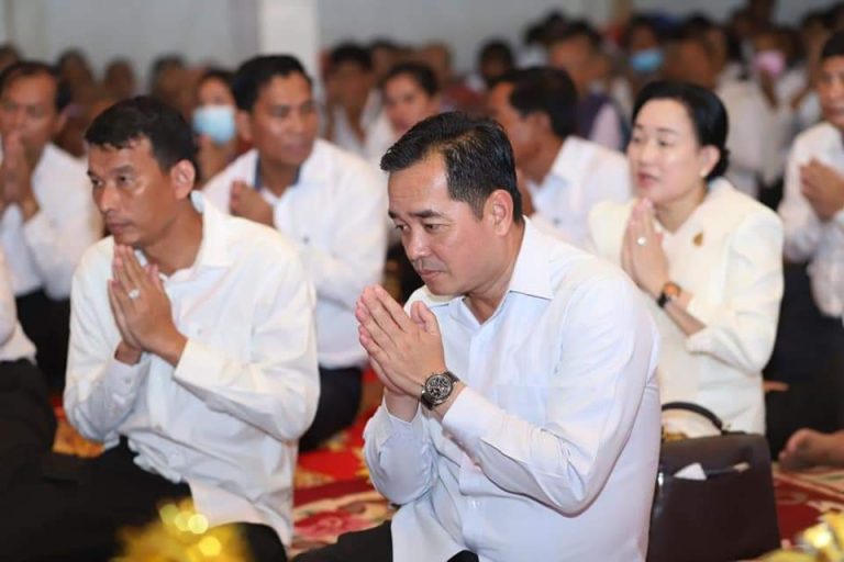 ឯកឧត្តម អ៊ុន ចាន់ដា បានដឹកនាំមន្ត្រីរាជការជុំវិញខេត្ត អញ្ជើញ នាំយកទេយ្យទាន ចង្ហាន់ បិណ្ឌបាត្រ វេរប្រគេនដល់ព្រះសង្ឃ បិណ្ឌវេនទី៩ នៅវត្តភ្នំព្រះវិហារ ស្ថិតនៅភូមិបឹងវែង ឃុំតាំងក្រសាំង ស្រុកបាធាយ