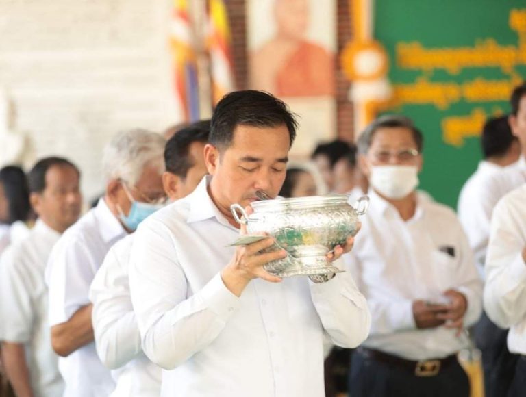 អភិបាលខេត្តកំពង់ចាម និងមន្ដ្រីជុំវិញខេត្ត បន្តអញ្ជើញចូលរួមកាន់បិណ្ឌ២ នៅវត្ត ខេវ័ន្តបឹងស្នាយ និងវត្ត ជោតនារាមបឹងកុក ក្រុងកំពង់ចាម