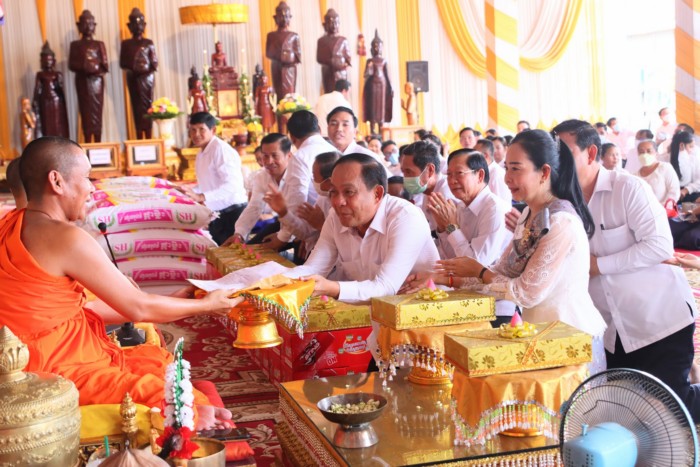 ថ្នាក់ដឹកនាំខេត្តកំពង់ធំ អញ្ជើញចូលរួមក្នុងពិធីចម្រើនព្រះបរិត្តសូត្រមន្តវេនបិណ្ឌទី៧ របស់រដ្ឋបាលខេត្តកំពង់ធំ នៅវត្តឥន្ទ្រីយ៍សំវរៈ ហៅវត្តកំពង់ធំ