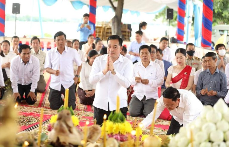 រដ្ធបាលខេត្ត រៀបចំពិធីបុណ្យអុំទូក បណ្តែតប្រទីប តាំងពិព័រណ៍ “ភូមិមួយផលិតផលមួយ” ខេត្តកំពង់ចាម ឆ្នាំ២០២២