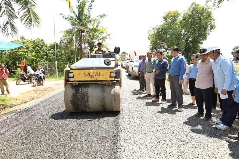 អភិបាលខេត្តកំពង់ចាម បានដឹកនាំមន្ត្រីជំនាញ អញ្ជើញចុះត្រួតពិនិត្យការដ្ឋានសាងសង់ផ្លូវក្រាលកៅស៊ូពីរជាន់ គម្រោងកាត់បន្ថយភាពក្រីក្រ និងអភិវឌ្ឍន៍កសិកម្មខ្នាតតូចតំបន់ទន្លេសាបជំហានពីរ ក្នុងស្រុកកងមាស