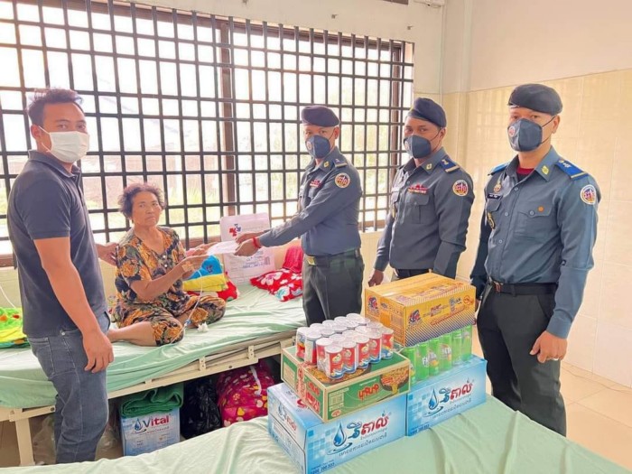 ក្រុមការងារ អាវុធហត្ថរាជធានីភ្នំពេញ នាំយកអំណោយចុះសួរសុខទុក្ខ គ្រួសារសមាជិក ដែលមានម្តាយ កំពុងសម្រាក ព្យាបាលនៅមន្ទីរពេទ្យ!