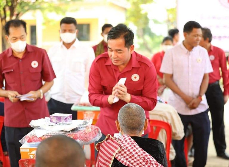 ឯកឧត្តម អ៊ុន ចាន់ដា អញ្ជើញចុះជួបសំណេះសំណាល និងនាំយកអំណោយមនុស្សធម៌ របស់កាកបាទក្រហមកម្ពុជា ផ្តល់ជូនដល់ជនងាយរងគ្រោះ និងខ្វះខាតជីវភាពចំនួន ៥៨គ្រួសារ មកពីឃុំចំនួន៣ ក្នុងស្រុកបាធាយ !