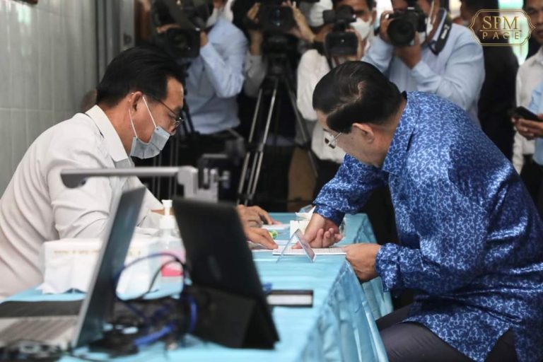 សម្តេចតេជោ ហ៊ុន សែន អញ្ជើញប្តូរព័ត៌មានថ្ងៃខែឆ្នាំកំណើត ក្នុងបញ្ជីឈ្មោះបោះឆ្នោត