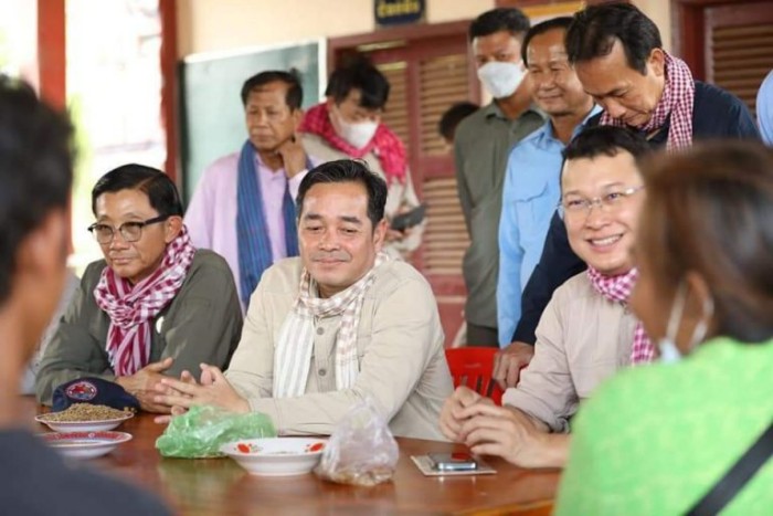 អភិបាលខេត្តកំពង់ចាម ចូលរួមជាមួយឯកឧត្តម ឌិត ទីណា អញ្ជើញចុះជួបសំណេះសំណាលជាមួយបងប្អូនប្រជាកសិករ និងពិនិត្យស្ថានភាពនៃការដាំដុះដំណាំស្រូវរបស់បងប្អូនកសិករ ចំនួន៣ឃុំ ក្នុងស្រុកស្ទឹងត្រង់