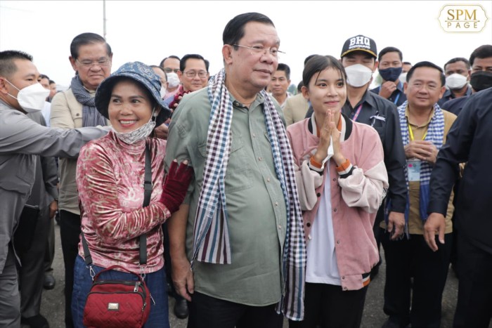 សម្ដេចតេជោ ហ៊ុន សែន អញ្ជើញចែកស្រូវពូជ និងស្បៀងអាហារ ដល់ប្រជាពលរដ្ឋរងគ្រោះដោយទឹកជំនន់ នៅខេត្តបាត់ដំបង