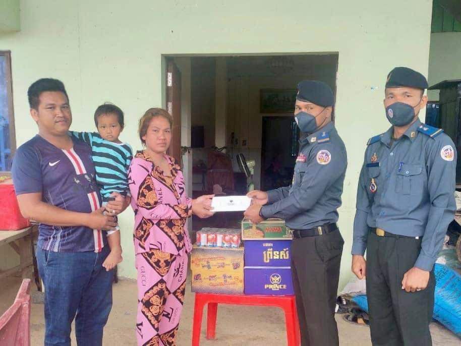 ក្រុមការងារ អាវុធហត្ថរាជធានីភ្នំពេញ នាំយកអំណោយចុះសួរសុខទុក្ខ គ្រួសារសមាជិក ដែលកូនមានជំងឺកំពុងសម្រាកព្យាបាលនៅគេហដ្ឋាន!