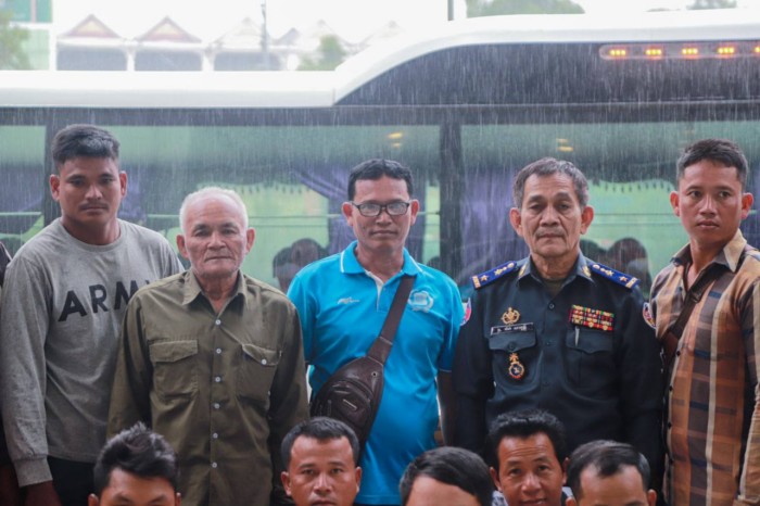 ក្រុមកីឡាករទូកអធិរាជឥន្ទ្រីសែនជ័យបារមីដូនពេញ កងរាជអាវុធហត្ថរាជធានីភ្នំពេញ ទទួលបានការឧបត្ថម្ភគាំទ្រពី លោកឧត្តមសេនីយ៍ឯក រ័ត្ន ស្រ៊ាង