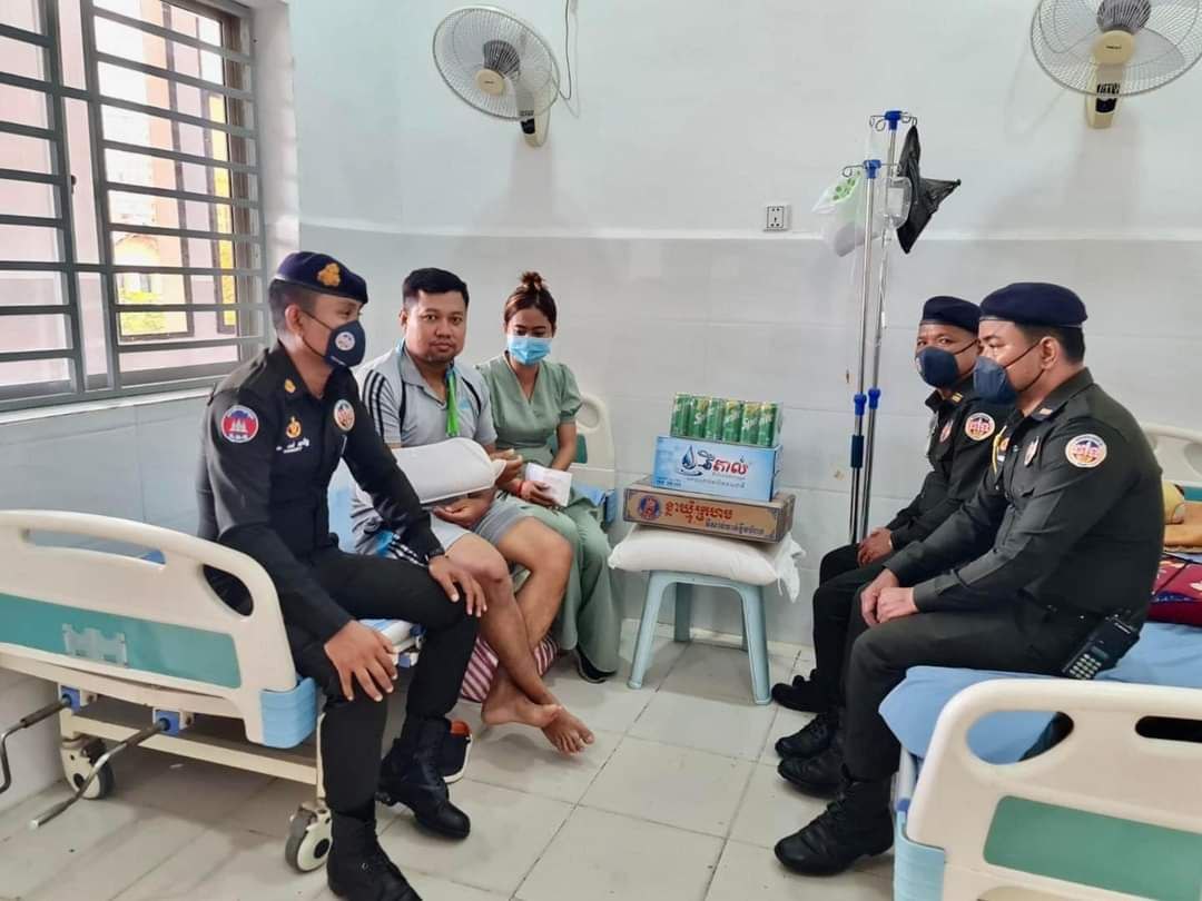 ក្រុមការងារ អាវុធហត្ថខណ្ឌបឹងកេងកង ចុះសួរសុខទុក្ខសមាជិកជួបគ្រោះថ្នាក់ចរាចរណ៍កំពុងសម្រាកព្យាបាលនៅមន្ទីរពេទ្យព្រះកេតុមាលា