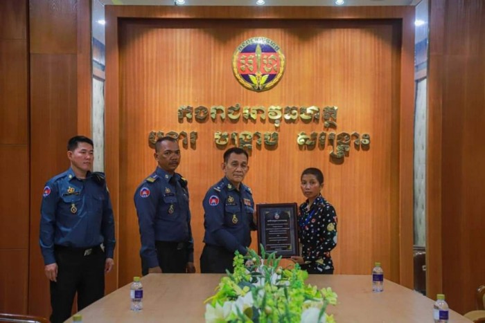 ថវិកាមូលនិធិមហាគ្រួសារកងរាជអាវុធហត្ថ ត្រូវបានប្រគល់ជូនគ្រួសារសពសមាជិកមន្ត្រី អាវុធហត្ថរាជធានីភ្នំពេញ!