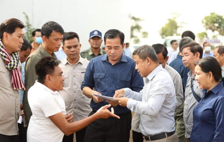 អភិបាលខេត្តកំពង់ចាម បានដឹកនាំក្រុមការងារ មន្ត្រីពាក់ព័ន្ធចុះពិនិត្យវឌ្ឍនភាព ការសាងសង់ផ្លូវមួយខ្សែប្រវែង ជាង ១៣ គីឡូម៉ែត្រ ក្នុងស្រុកបាធាយ