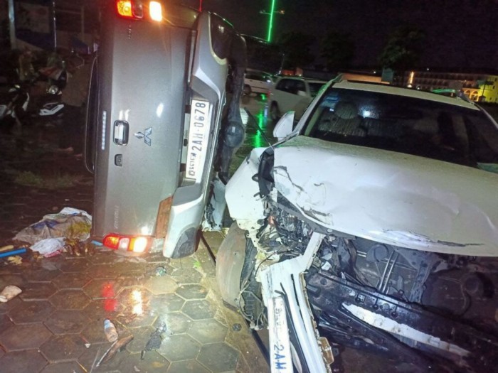 Lexus ២គ្រឿង បុកគ្នាពេញទំហឹង បណ្ដាលឲ្យក្រឡាប់ផ្ងារជើង រងការខូចខាតយ៉ាងដំណំ